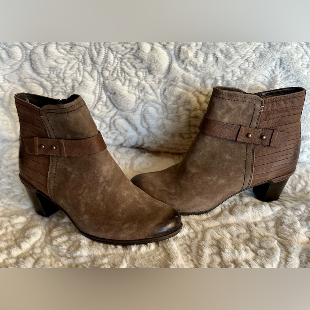 Rockport Boots Size 8M, Cobb Hill Collection, color taupe.
